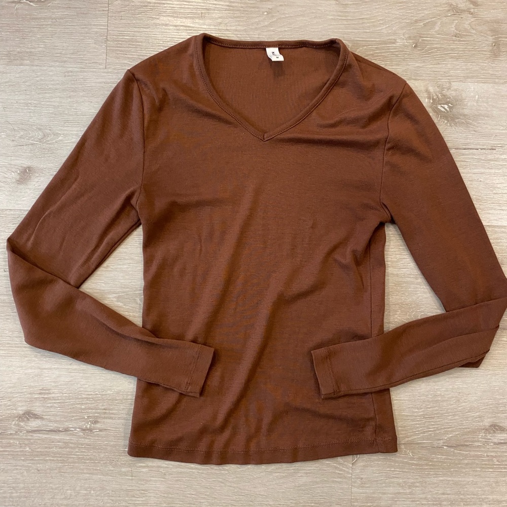 Kotn fitted v neck long sleeve in umber
